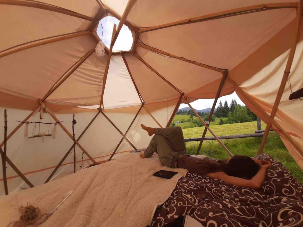 Глемпінг в Карпатах Україні ціна орендувати еко-глемпінг шатер кемпінг в шатрі