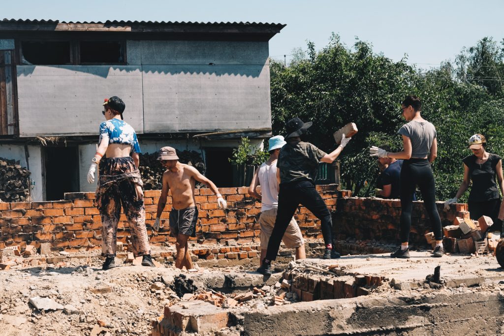 волонтери допомагають в селі лукашівка 